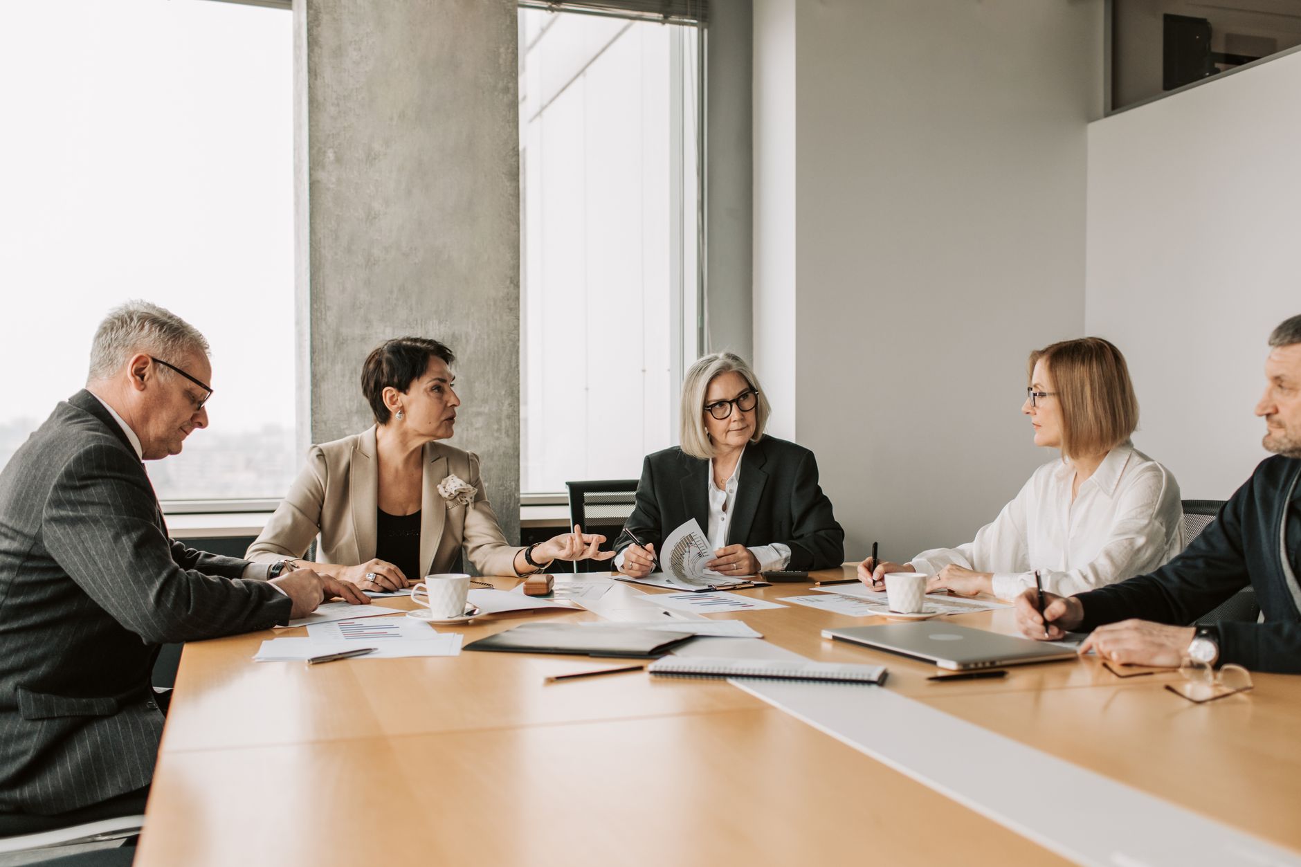 Working session around a conference table